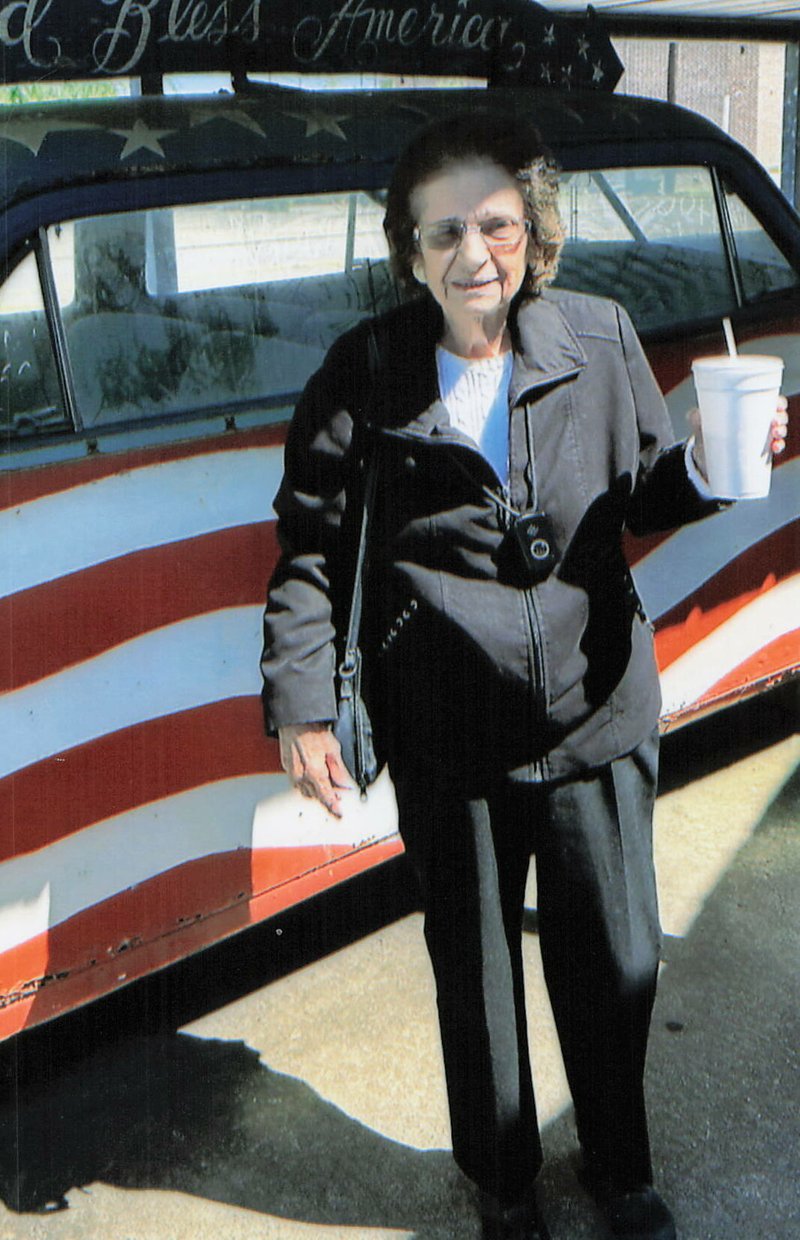 Elizabeth Terracina Collins - Photo 3