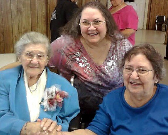 Elizabeth Joyce Hanks - Photo 2