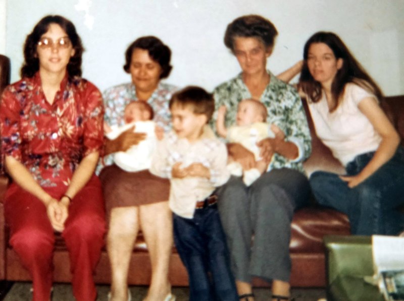 Elizabeth Joyce Hanks - Photo 7