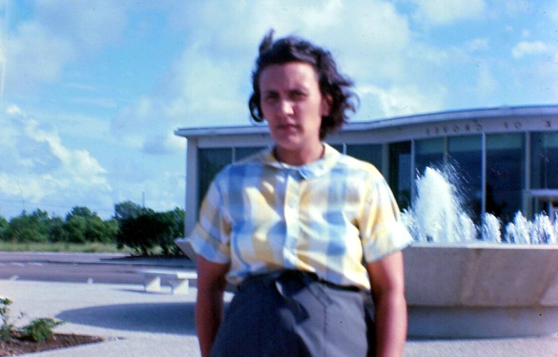 Elizabeth Joyce Hanks - Photo 10