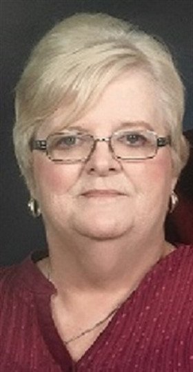 Veva Hollier - Photo 2